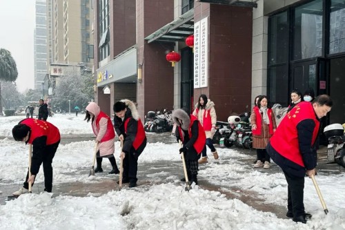 铲雪除冰 情暖寒冬——湖北乡投集团青年志愿者在行动